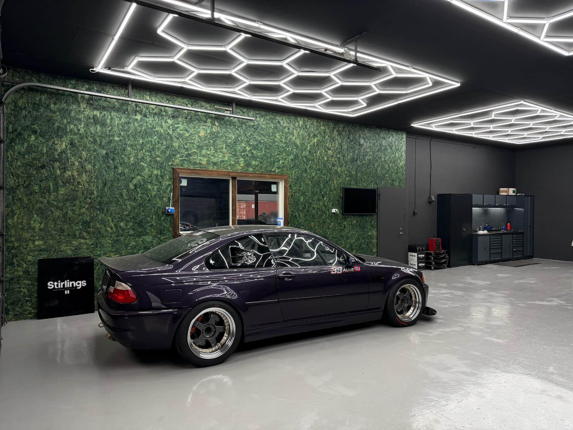 JAAS Performance showroom med lilla BMW E46 under heksagonale LED-lys