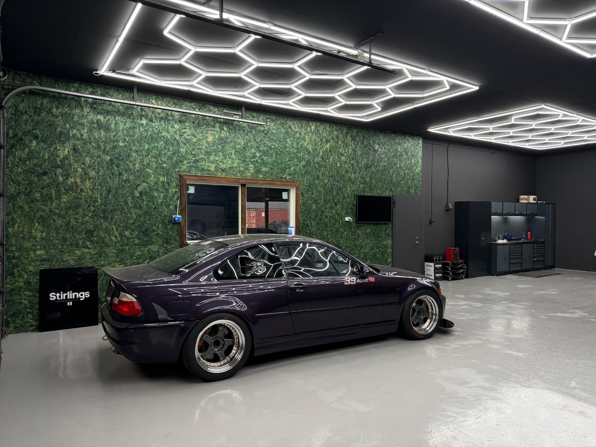 BMW E46 M3 racebil i showroomet