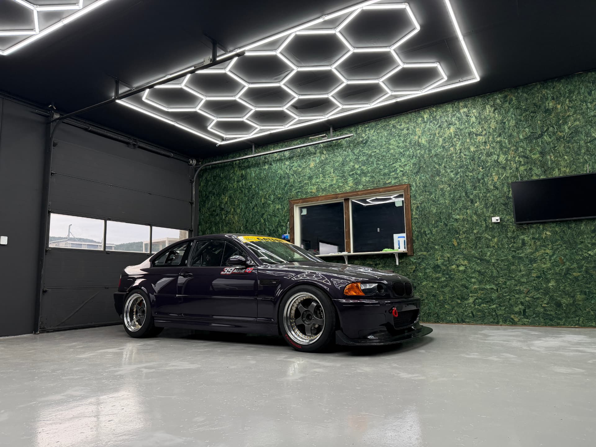 BMW E46 M3 front i showroomet hos JAAS