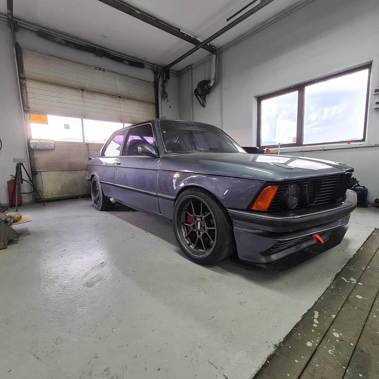 BMW E21 — race bygg