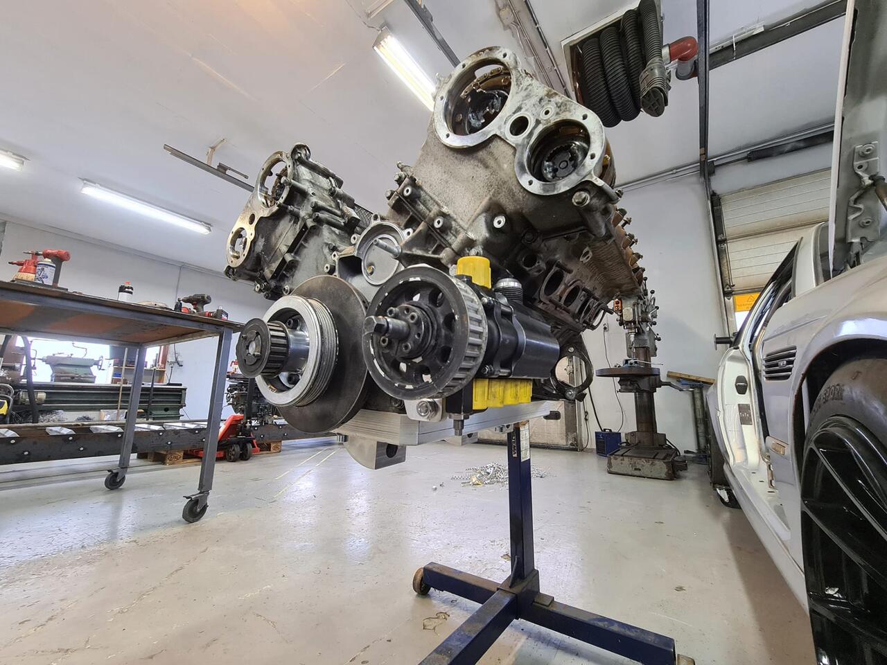 V-motor på stativ