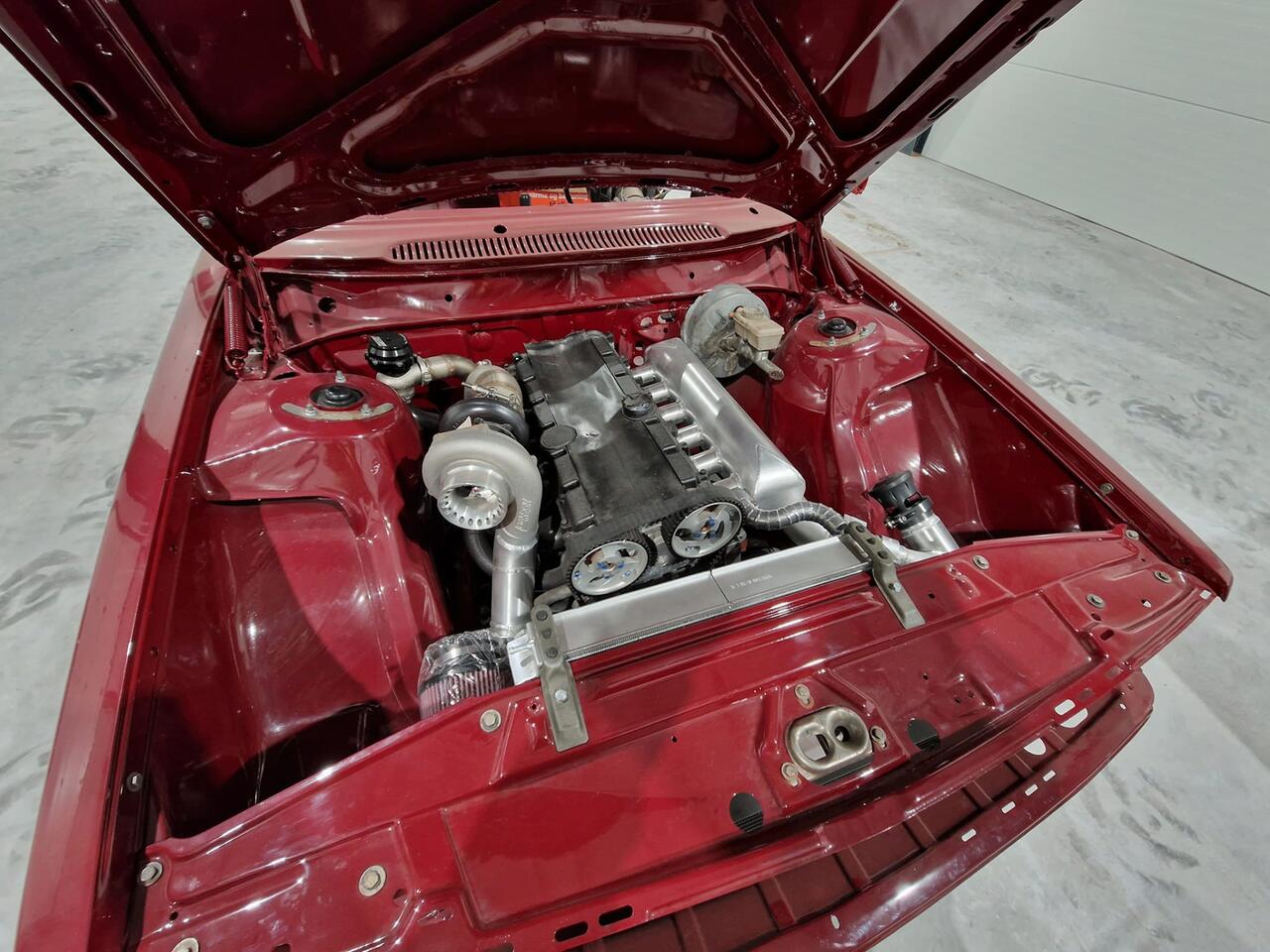 Turbo-bygd motorrom — rød klassiker