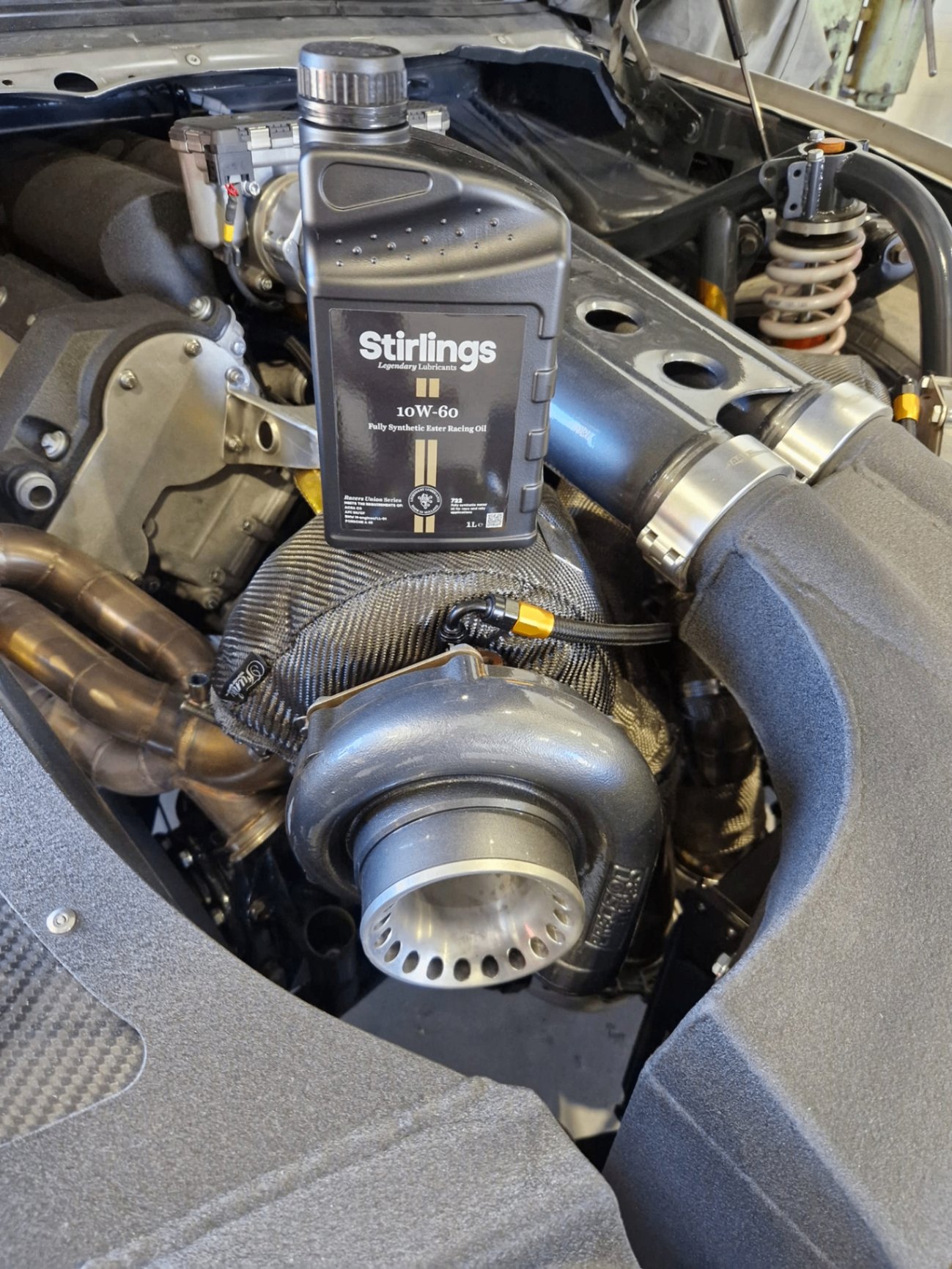 Stirlings 10W-60 racingolje i motorrom med Precision turbo